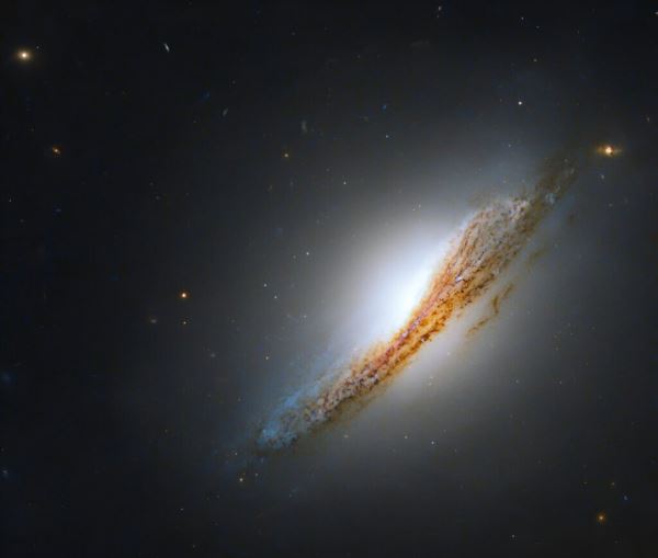 Телескоп Hubble запечатлел редкую радиогалактику