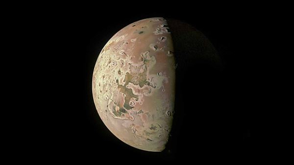 NASA показало снимки «самого жуткого» объекта Солнечной системы
