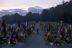 «Украинцев гонят в мясорубку». Кто стоит за провалом контрнаступления ВСУ?