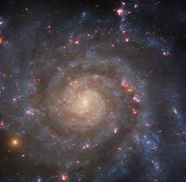 Телескоп Hubble сфотографировал переходную спиральную галактику