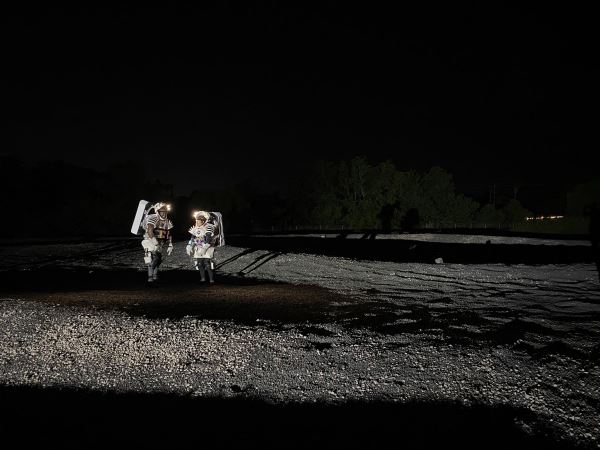 Астронавты вышли на жуткую прогулку по «Луне» в скафандрах: фото