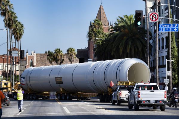 Ракеты-ускорители Endeavour провезли по улицам Лос-Анджелеса на глазах у потрясенной публики