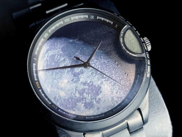 Вы можете купить часы с лунной пылью