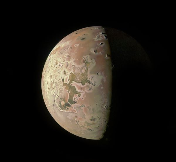 Рекордное сближение: Juno осуществил пролет вулканического спутника Юпитера