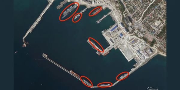 Россия перебрасывает боевые корабли подальше от Крыма: спутниковые снимки