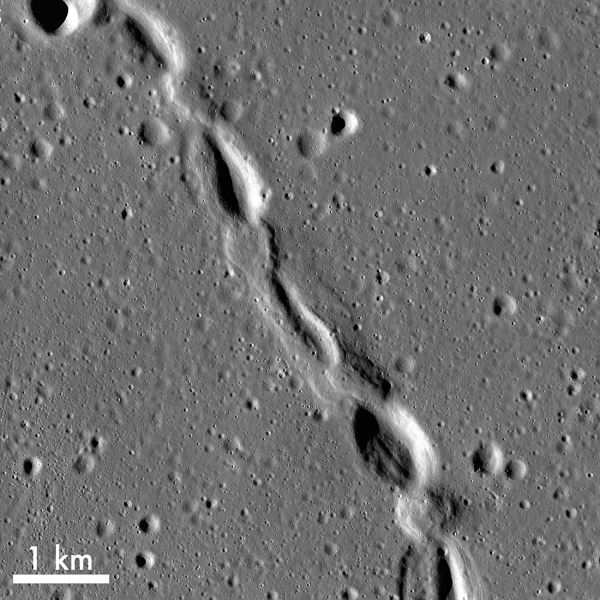 LRO сфотографировал лунную «змею»
