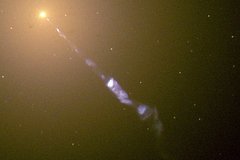 Раскрыта причина необычных взрывов звезд в галактике M87