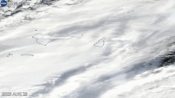 Спутник заметил, как айсберг размером с Киевское водохранилище столкнулся с островом