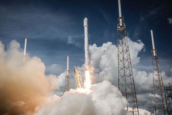 SpaceX поделилась 60-секундным видео успешного полета Falcon 9 в пятницу 13-го