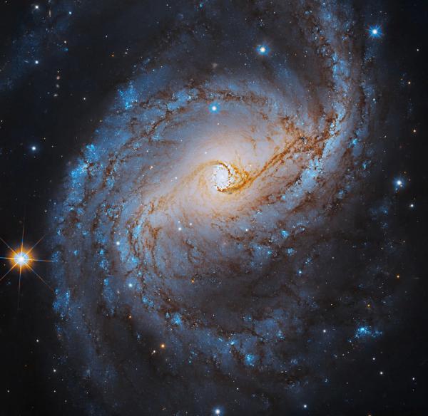 Звездный водоворот: Hubble сфотографировал галактику из созвездия Девы